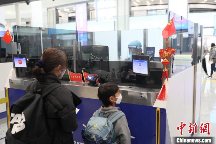 杭州出入境口岸迎三年來首個客流高峰，辦證量激增24倍，服務全面優化